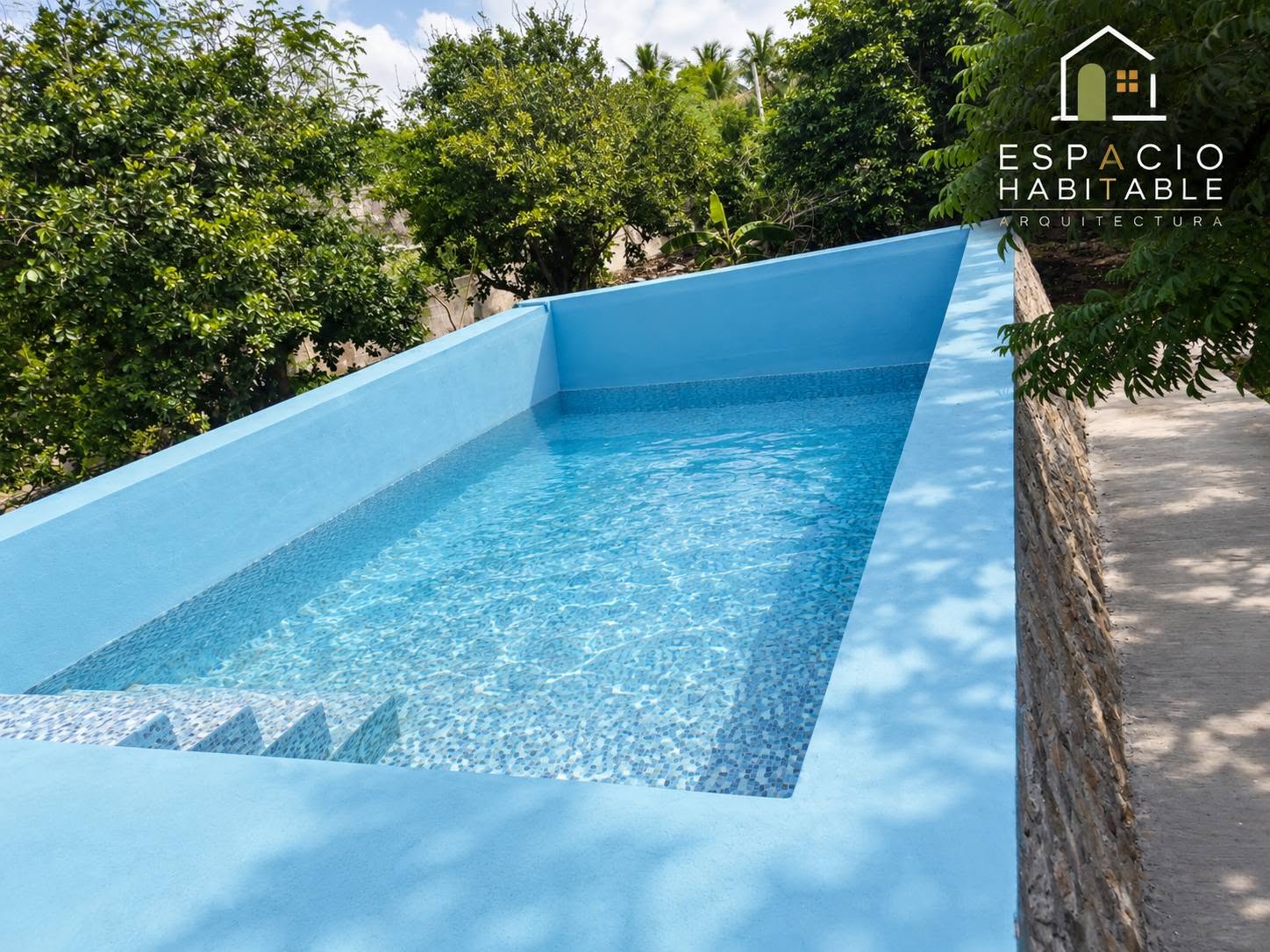 Fotografía de área de piscina y terraza residencial construida